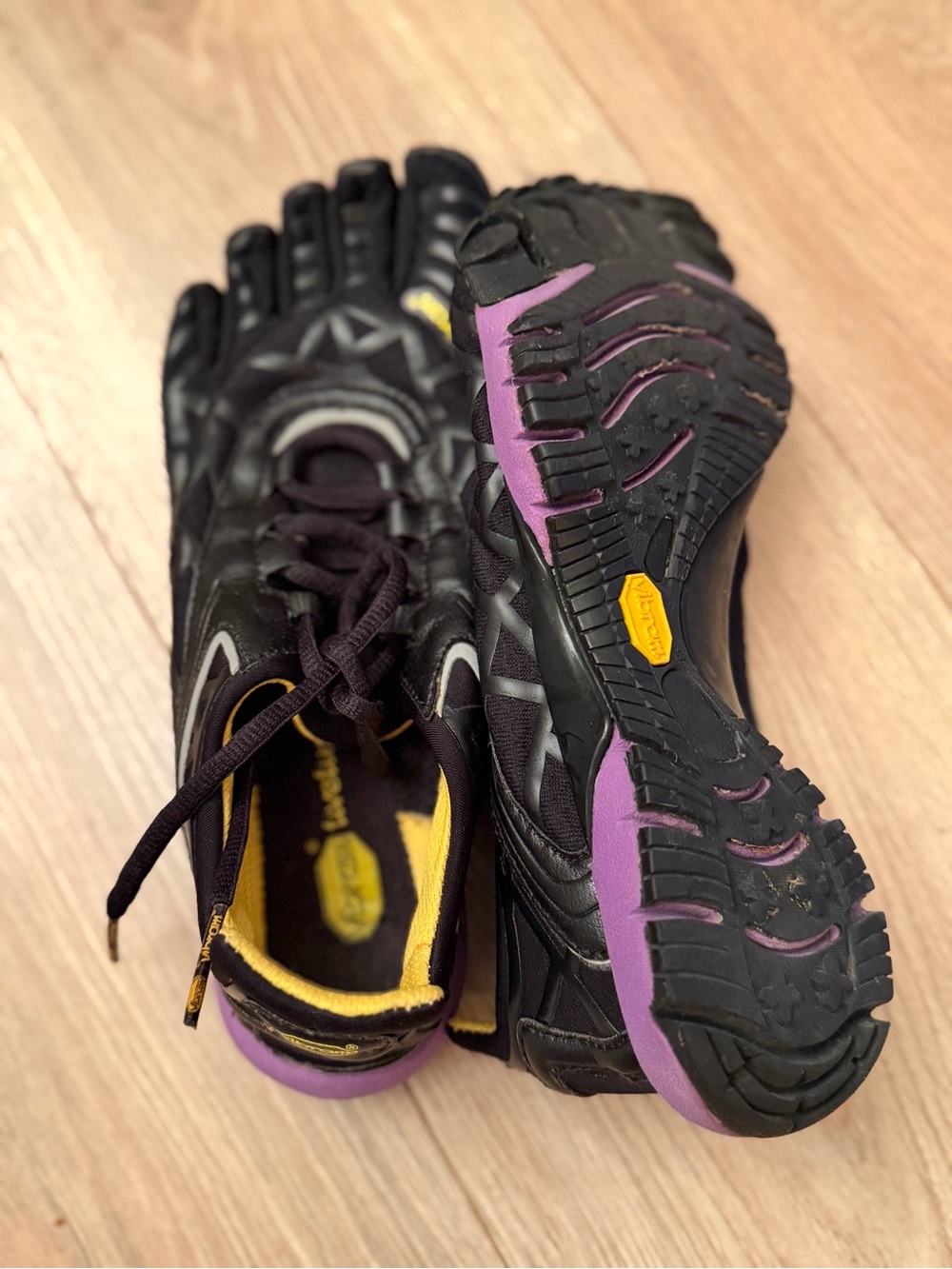 Vibram FiveFinger Minimalist Toe Shoes in Black and Yellow sz 8.5, EU 39 - Picture 3 of 4